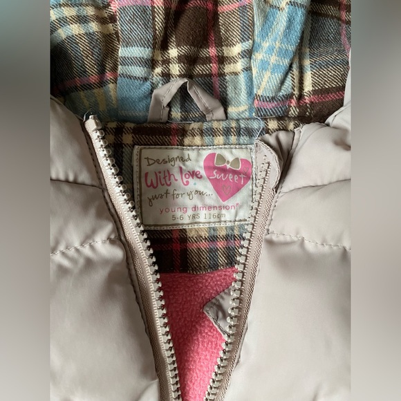 Little girl vest. Neutral color, can pair with anything! - Picture 2 of 2